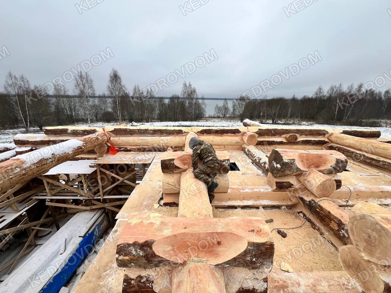 Рубка сруба из кедра на производственной площадке, KedrovDom