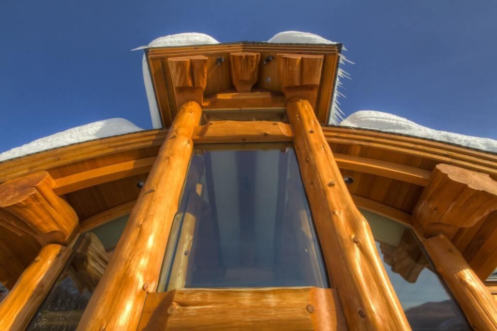Фасад дома Post and Beam с резными кедровыми стойками
